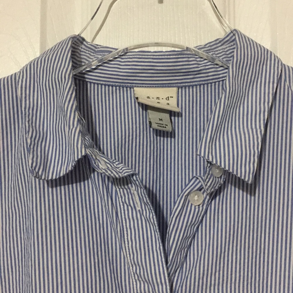 🛎 A new day blue and white blouse size M (hh) - Picture 2 of 5